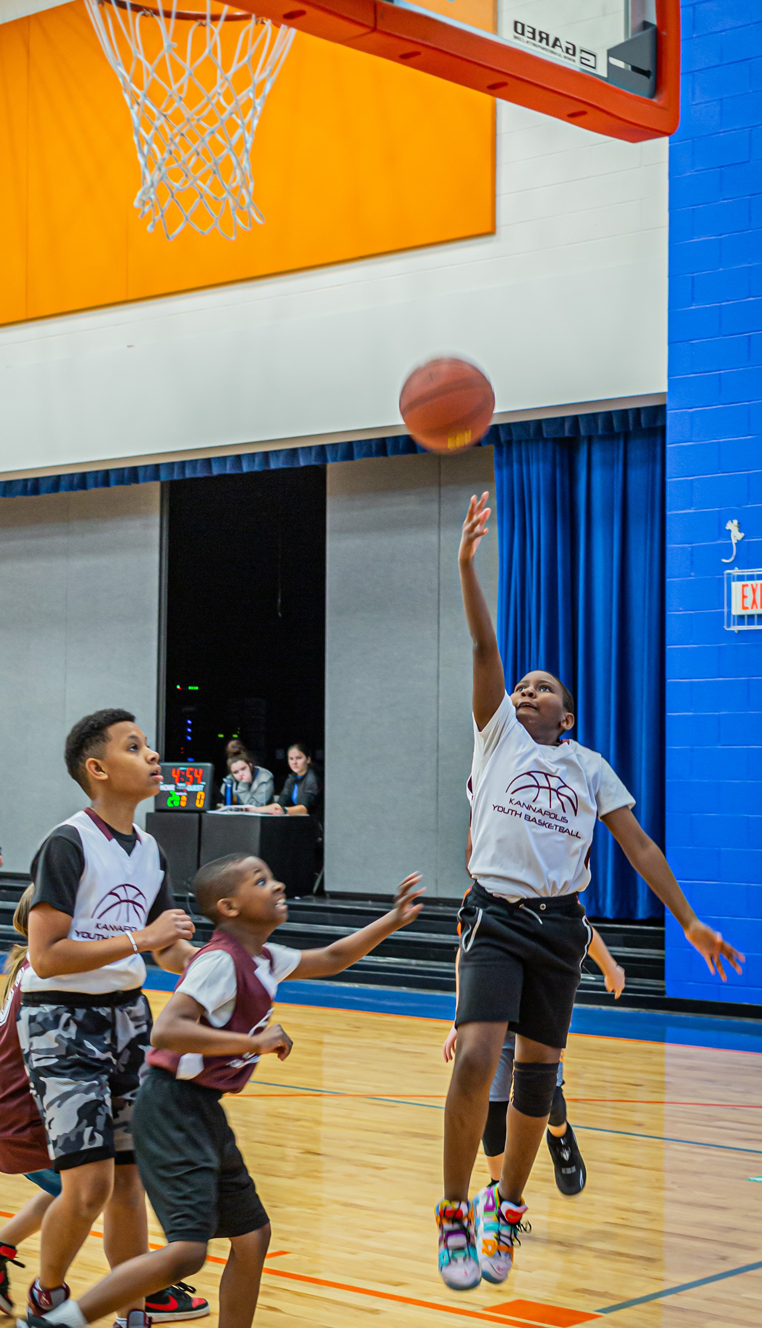 basketball player laying the ball up